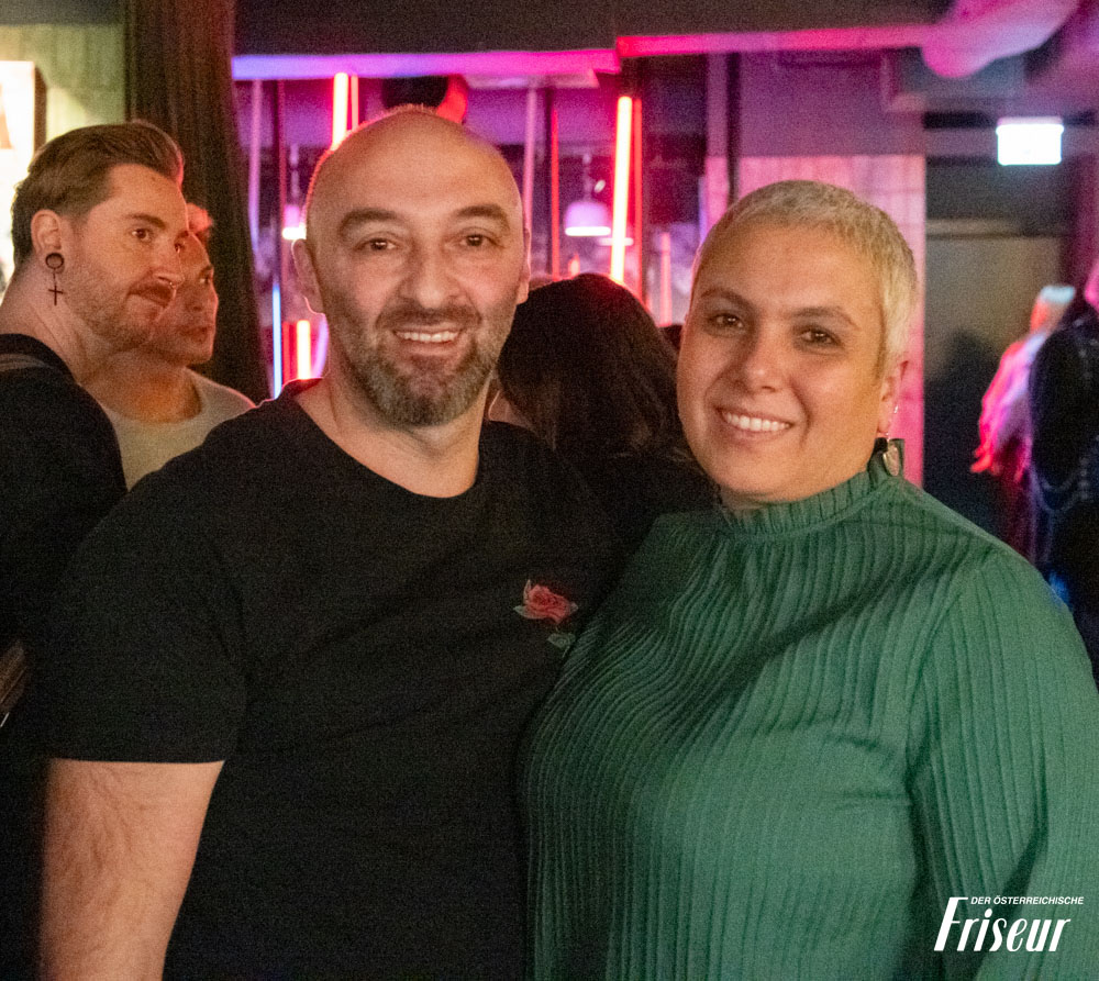 as erfolgreiche After Cut der Friseure in Wien ging am 20. Februar 2025 in die dritte Runde.Auf Initiative von Muhammed Sarac (Salon Hair by Bruno Crew) sowie Sybille Grießner und Tina Mayerhofer (Salon KS Next Generation) fand mit Unterstützung der Landesinnung sowie Industriepartnern das erfolgreiche Networking von Friseurinnen und Friseuren in lockerer Atmosphäre, diesmal im chilligen Jaz in the city Hotel im sechsten Wiener Gemeindebezirk. Über 100 Friseurinnen und Friseure sowie Industriepartner fanden sich ein, um gemeinsam bei Drinks und Beats zu feiern, zu entspannen, aber auch um viele interessante Branchengespräche zu führen. Ein wirklich gelungenes Event, die Friseurbranche freut sich auf viele weitere After Cut Partys.